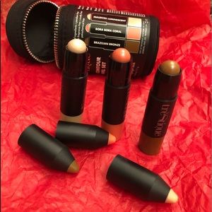 TreStiqu, Contour kit.